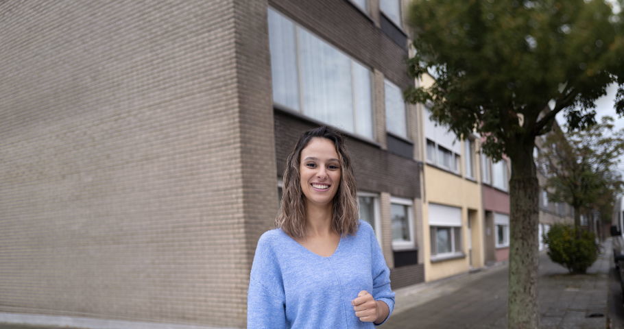 Amel die poseert op straat