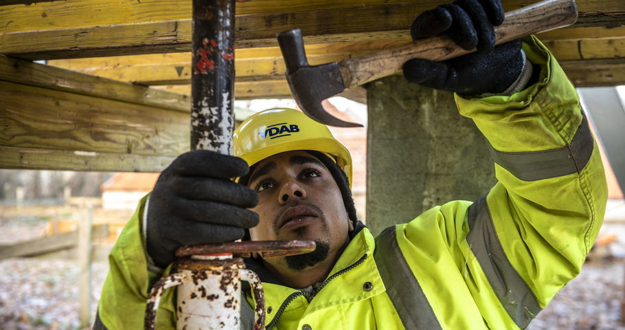 Geïnteresseerden in de bouw aan het werk tijdens het bouwbad.