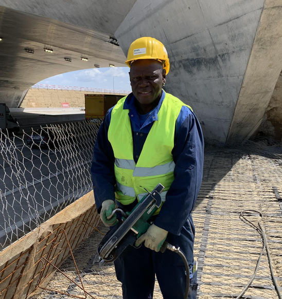 Paul is aan het werk als arbeider gewapende gronden op de werven van De Grote Verbinding.