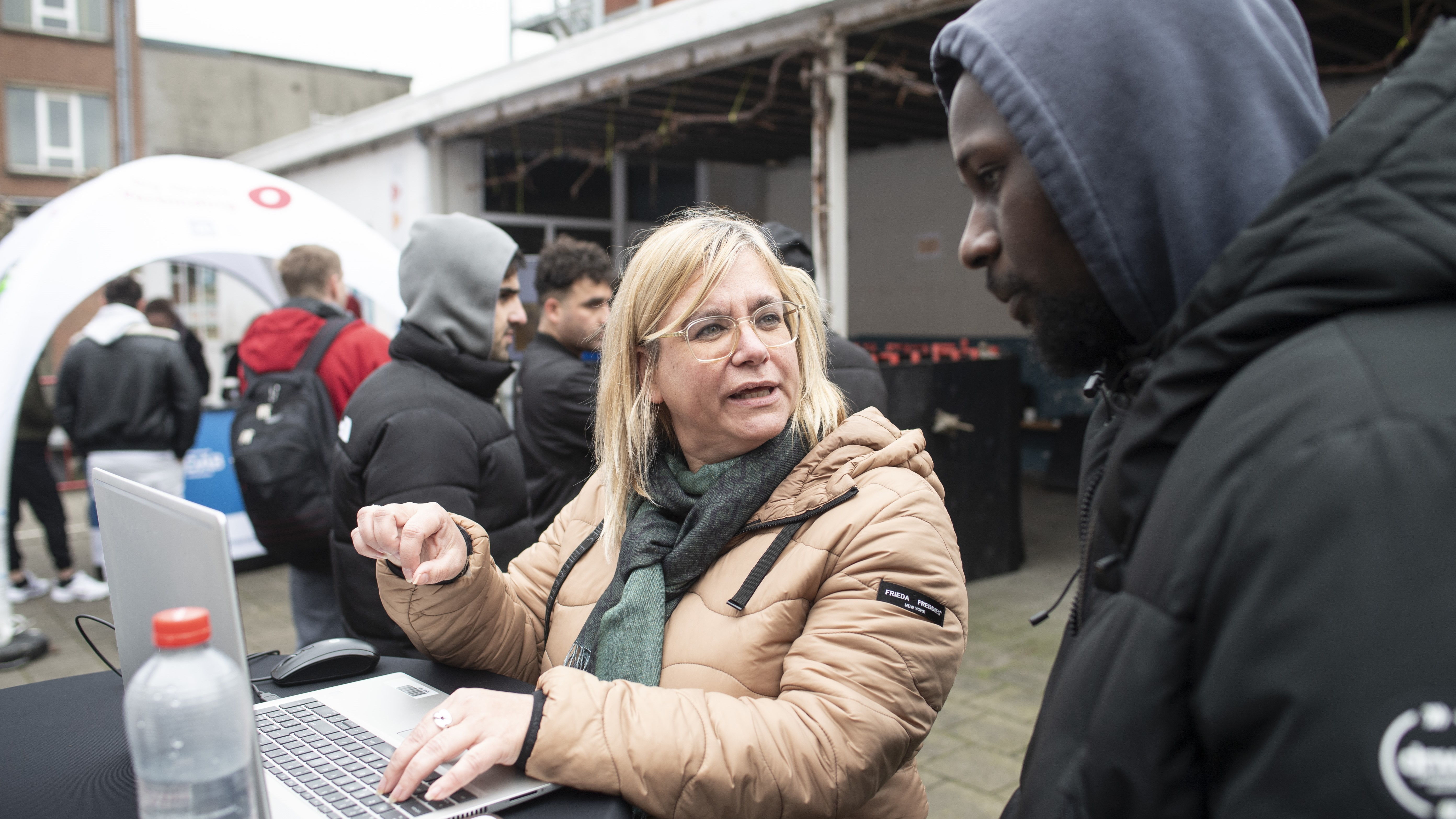 Een bezoeker krijgt meer informatie over mogelijke opleidingen om aan de slag te gaan in de bouw.