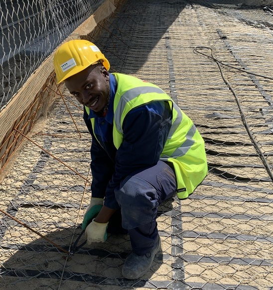 Driesch is aan het werk als arbeider gewapende gronden op de werf van De Grote Verbinding.