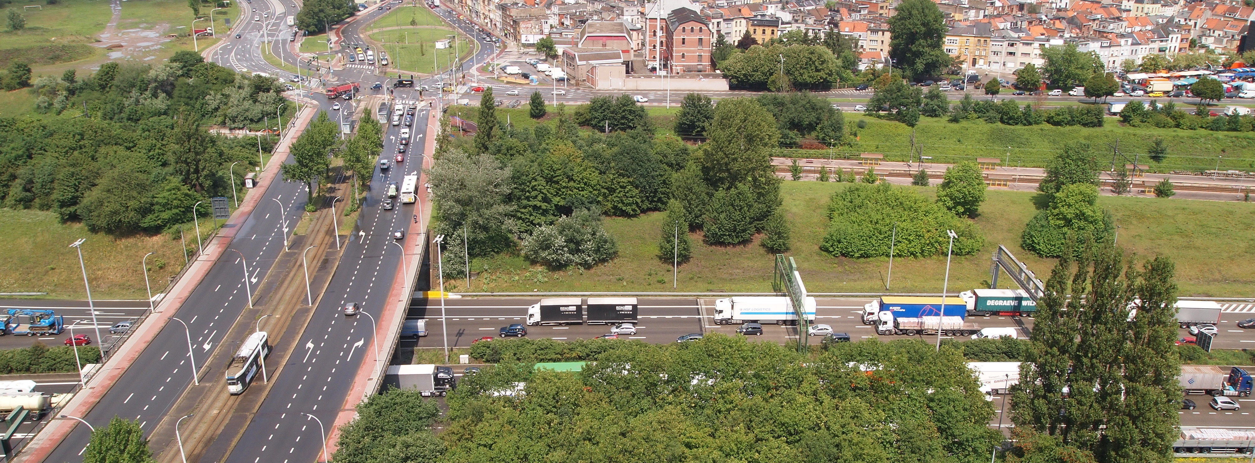 Het station is weggestopt tussen de Singel en de Ring. Het ligt onder de brug van de Kolonel Silvertopstraat over de Ring en het spoor.