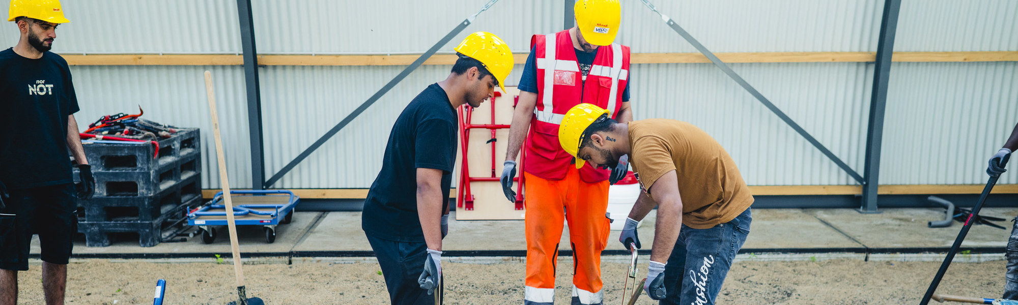 Deelnemers doedagen aan de slag als wegenwerker