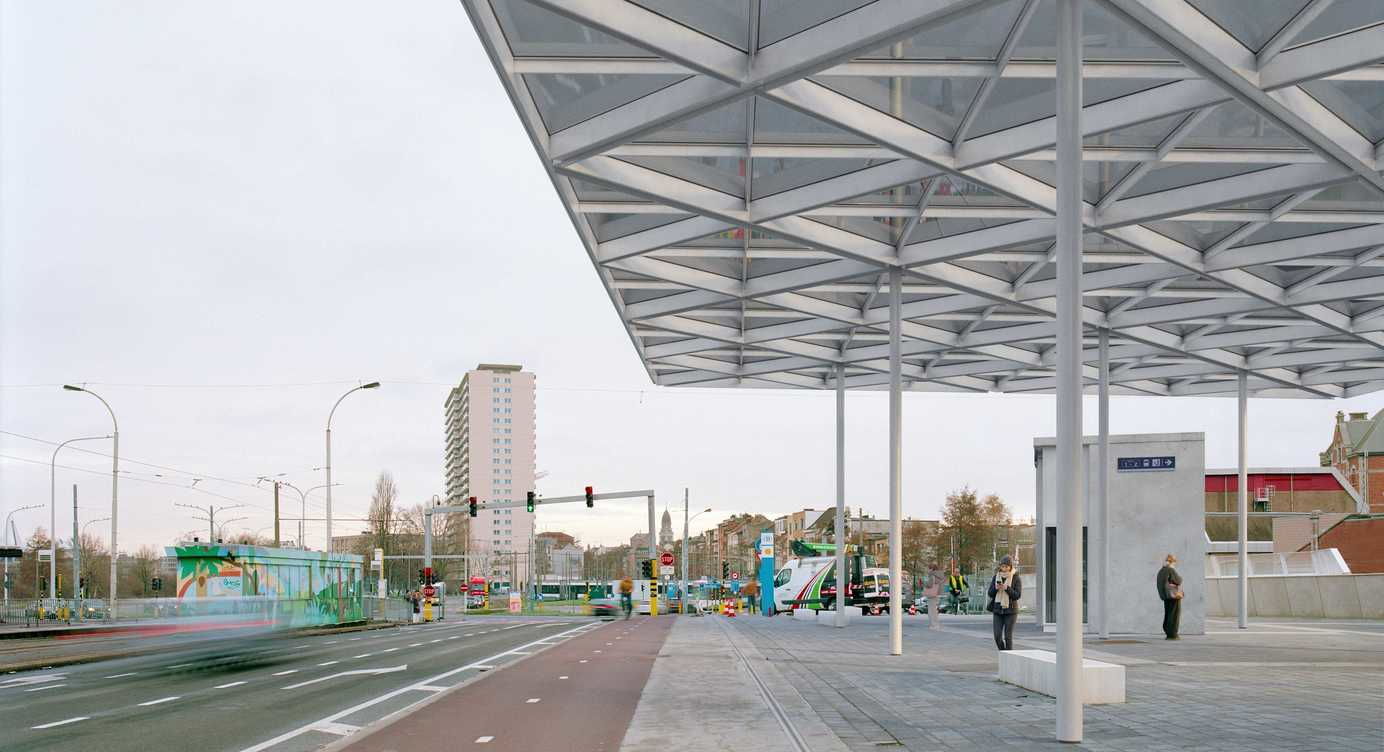 Toekomstbeeld van het vernieuwde stationsplein met luifel.