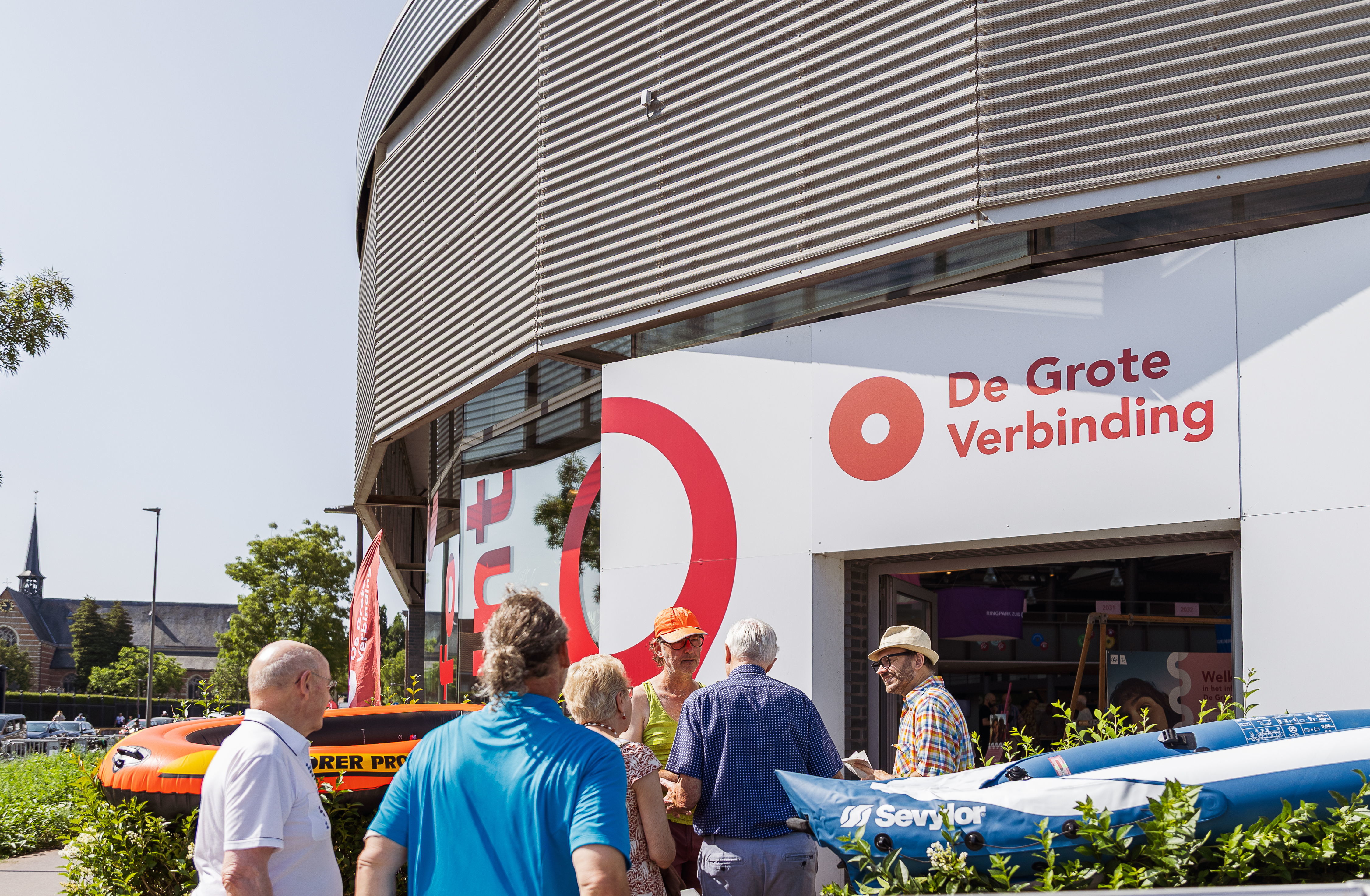 De bezoekers van de Ringdag werden verwelkomd door het amusante gezelschap Aksident