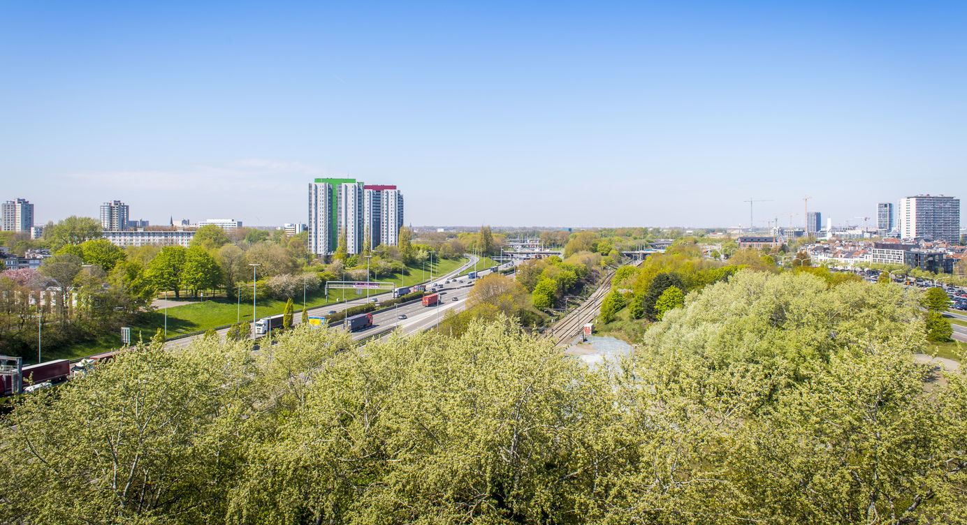 Zicht op de groene ruimte tussen de Ring, het spoor en de Singel in het zuiden van de stad.