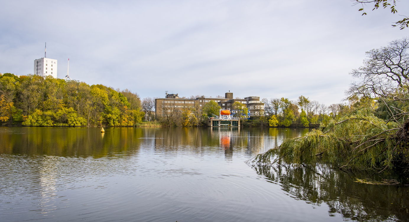 Ringpark Noordkasteel met zicht op de huidige Noordkasteelvijver en de Hogere Zeevaartschool.