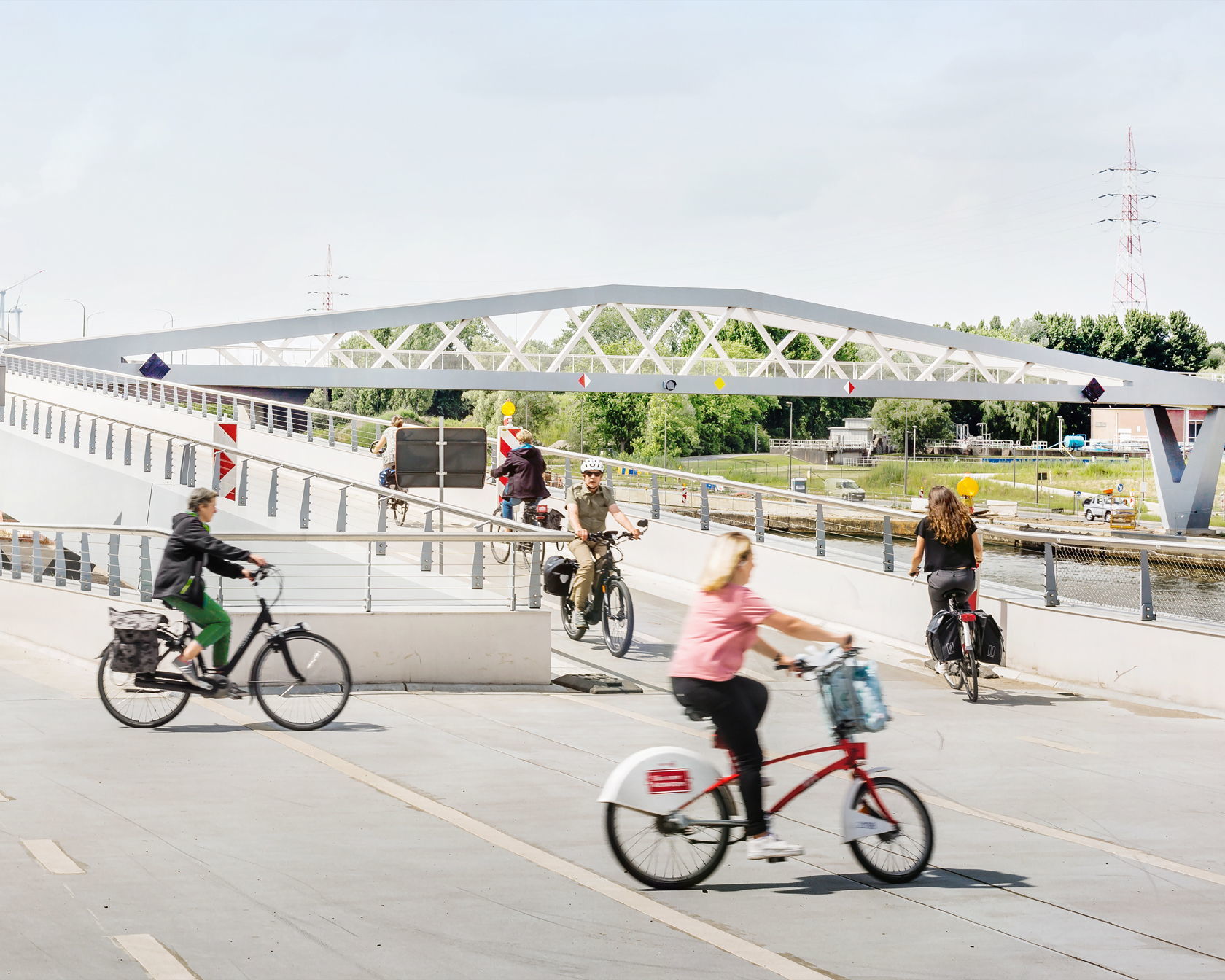 De aanloophelling van de fietsbrug over het Albertkanaal aan de IJzerlaan met daarop enkele fietsers
