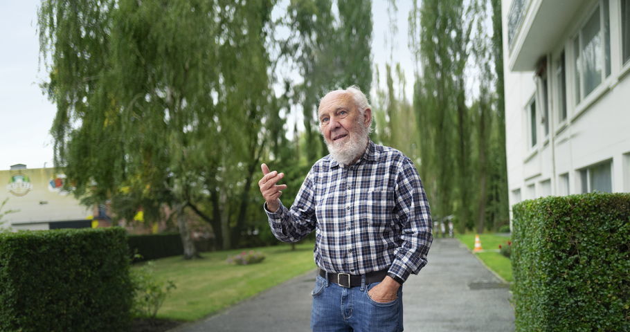 Jaak die zijn droom verteld in de tuin