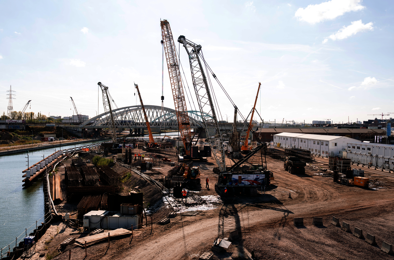 Zicht op de werken voor de Oosterweelverbinding langs het Albertkanaal.