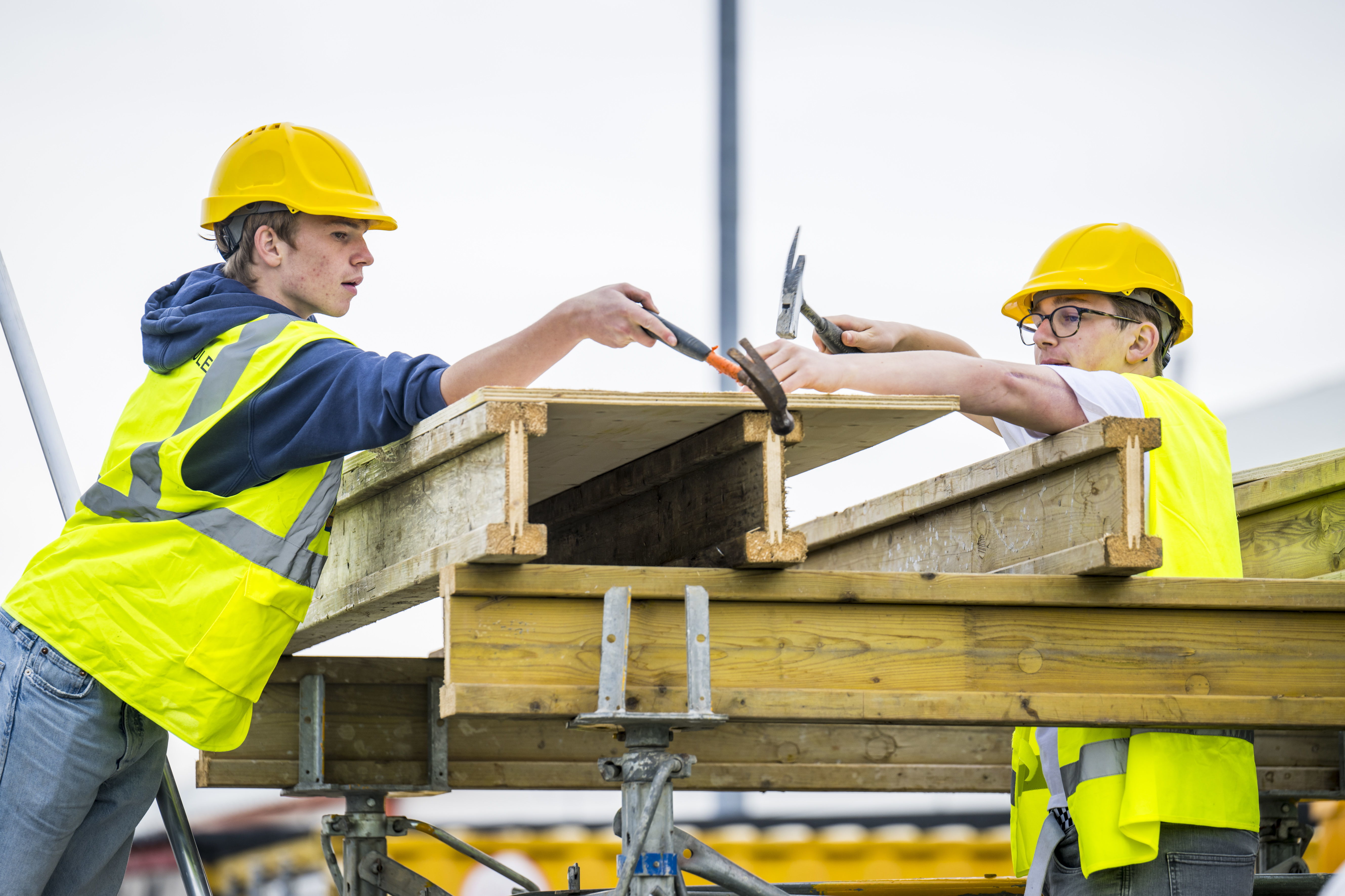 Sfeerbeeld van een werfbezoek voor scholen op de werf van COTU.