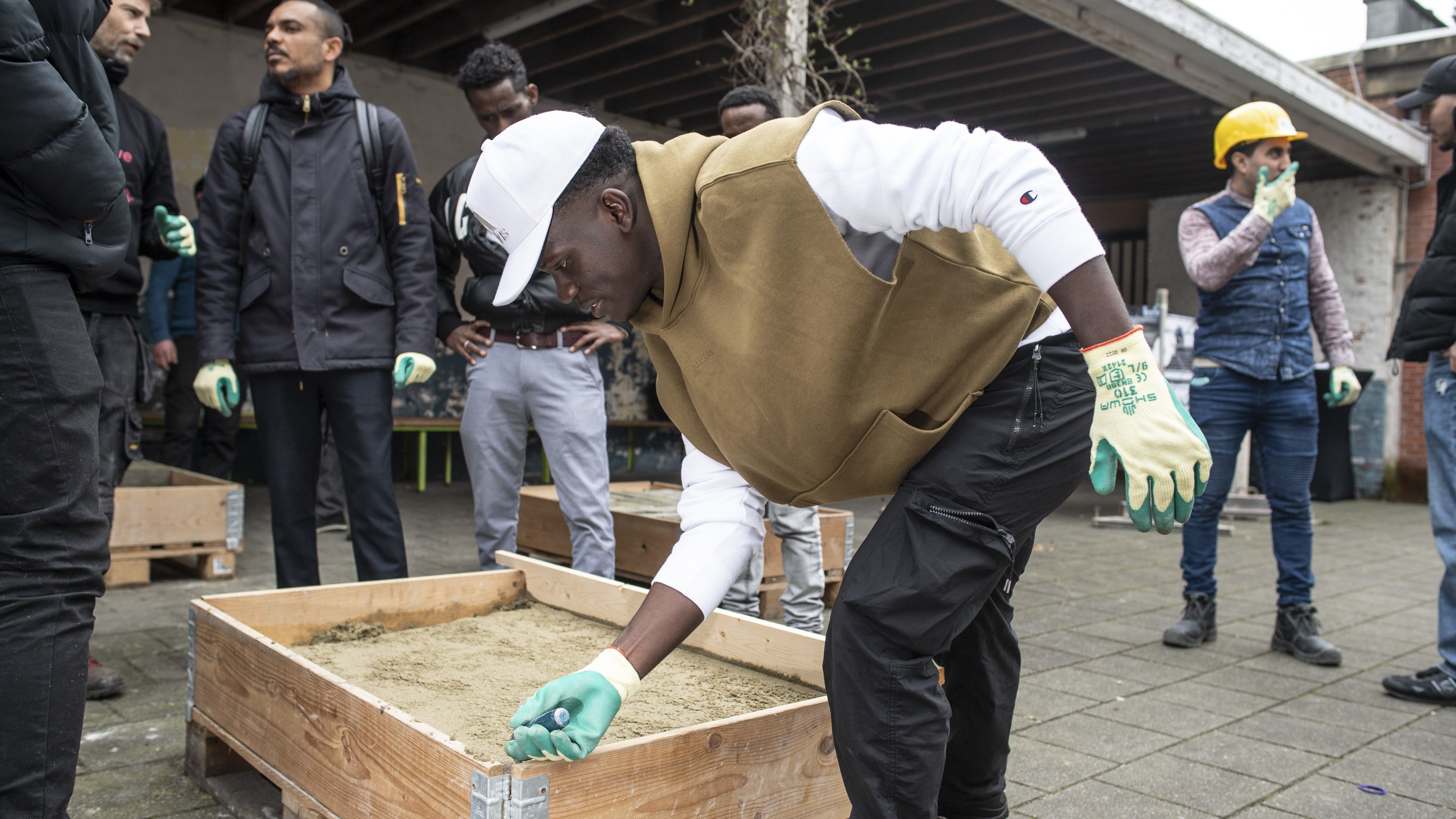 Deelnemer aan het werk tijdens de workshop wegenbouwer.